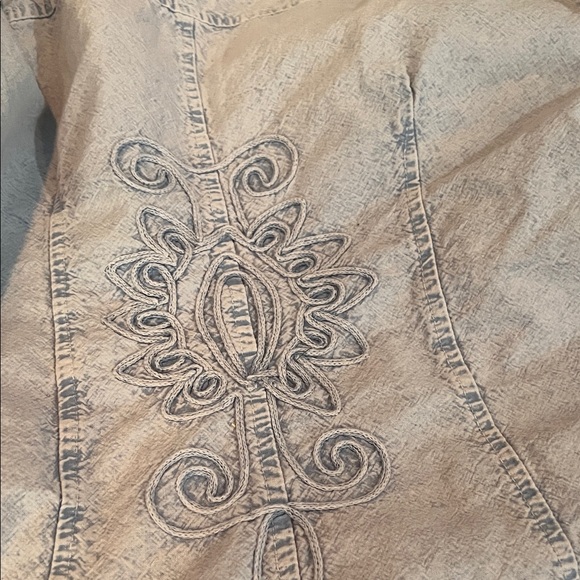 Vintage Frayed Edge Embroidered Denim Jacket says M but fits a S - Picture 13 of 13